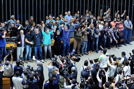 PACIÊNCIA ESGOTANDO: plenário da Câmara Federal é invadido por manifestantes e sessão é suspensa